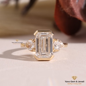 แหวนแต่งงานทองคำแท้ 14K ทรงเหลี่ยมมรกต ประดับเพชร CVD แล็บโกรว์ สี D ความใส VVS2 น้ำหนัก 3.00 กะรัต รับรองโดย IGI - Product Image 1