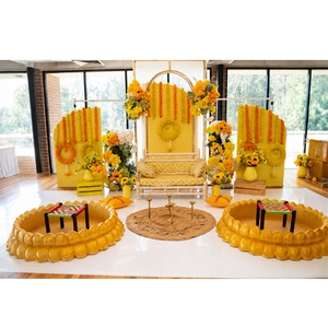 Decoración de escenario Haldi para interiores/exteriores para preparación de rituales, hermosa tina Urli de fibra dorada con forma de loto tradicional con taburetes - Product Image 1