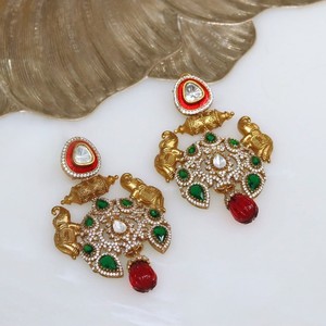 Boucles d'oreilles plaquées or rouge vert émeraude avec pierres Kundan, boucles d'oreilles pour femmes, pour les occasions de mariage et de festivals - Product Image 1