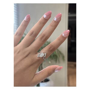 Bague de fiançailles élégante en or 14 carats avec diamant de laboratoire taille radiant floral de 2,20 carats, sertie à griffes sur une monture fendue, bijou de mariage de luxe - Product Image 1