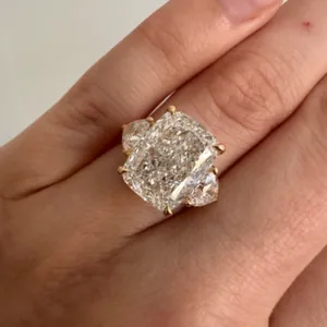 Bague de mariage en or jaune 18 carats avec diamant de laboratoire certifié IGI, taille Radiant, 7,00 carats - Product Image 5