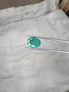 Pierre précieuse naturelle verte d'origine zambienne, taille poire, 4,61 carats, pour bijoux de luxe par Jai Narayan Gems - Product Image 1
