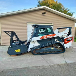 Cargadora compacta sobre orugas Bobcat equipada con trituradora forestal, una potente máquina diseñada para la limpieza de terrenos. - Product Image 3