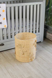 Cesta de juguetes redonda y elegante de mimbre con detalles de mariposas, ideal para la decoración de la habitación infantil y como organizador de juguetes. - Product Image 3