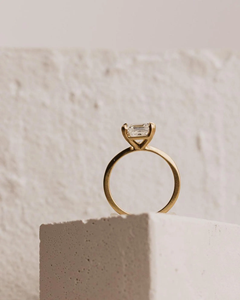 Anillo de compromiso con moissanita de corte Asscher, de doble aro, chapado en oro blanco de 18K, anillo solitario geométrico, alternativa al diamante. - Product Image 4