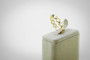 Anillo de Eternidad de Piedra Lunar Arcoíris Natural en Oro Amarillo Sólido de 18K con Cabujón Redondo y Engaste de Bisel, Piedra de Nacimiento de Junio - Product Image 3