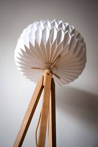 Lámpara de pie náutica antigua hecha a mano, blanca y marrón, con trípode de madera, modelo coleccionable. - Product Image 6