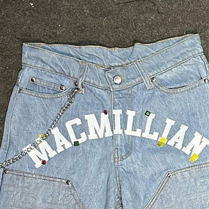 Pantalones cortos de mezclilla vintage para hombre, de corte recto, con dobladillo retro y pedrería, estilo urbano, de cintura media, para verano, de fabricante de ropa personalizada - Product Image 4