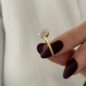 Bague de fiançailles solitaire en forme de cœur avec diamant de laboratoire, design incurvé, or jaune 14k/18k, certifiée IGI - Product Image 2