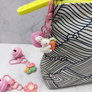 Porte-clés en résine et métal adorable, mignon et doux, rose pastel, avec clochette, lapin et carotte, tendance mode, pour filles et femmes, à utiliser au quotidien - Product Image 2