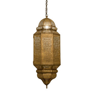 Décoration suspendue au design attrayant, finition dorée, pour hôtels, restaurants et mariages. - Product Image 3
