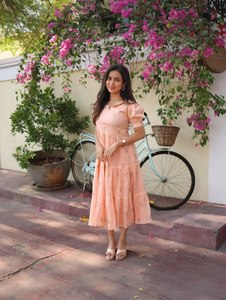 Robe midi rose brodée de fleurs, coupe trapèze, avec col Peter Pan et manches courtes, pour un usage quotidien, style été, en coton Chanderi - Product Image 6