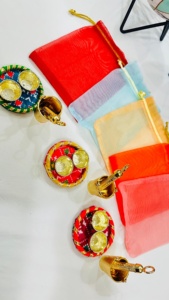 Exquisitos conjuntos festivos en miniatura hechos a mano, Thali para Pooja, bolsas de organza coloridas con cordón, pichkaris dorados y cubos. - Product Image 4