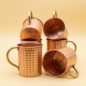 Mug à Moscow Mule en cuivre massif pur, fait main, avec design martelé et poignée en laiton, pour cocktails, bière et boissons fraîches - Product Image 5