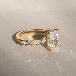 Anillo de Compromiso de Oro Amarillo de 14K con Diamante Cultivado en Laboratorio de Corte Radiante de 2.5CT y Piedras Laterales en Racimo, Venta al Por Mayor - Product Image 2