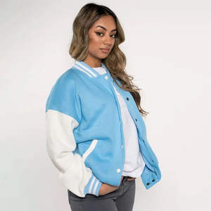 Chaqueta Varsity para Mujer, Diseño Personalizado OEM, Transpirable, Acolchada, Tejido Teñido, Regular, Impermeable, Resistente al Viento, con Parches de Lana Chenille - Product Image 3