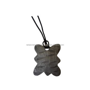 Collier pendentif en métal en gros de qualité supérieure Finitions uniques durables et parfait pour un usage quotidien Option cadeau unisexe - Product Image 6