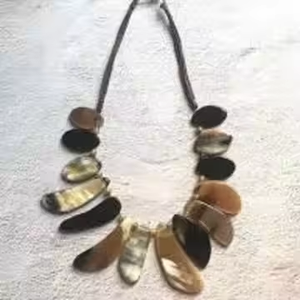 Collar de Cuerno de Buey y Búfalo Natural de Alta Calidad, Collares de Cuerno para Niñas y Mujeres por CRESCENT CRAFTS - Product Image 6