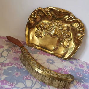 ที่โกยผงโลหะแบบคลาสสิกสำหรับการกวาดพื้นภายในอาคาร พร้อมด้ามจับที่สะดวกสบายและทนทานสำหรับงานทำความสะอาดหนัก - Product Image 1