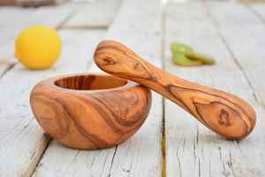 Mortier et pilon en bois sculpté uniques, best-sellers, pour une utilisation décorative et fonctionnelle dans les cuisines qui attachent de la valeur aux outils traditionnels - Product Image 2