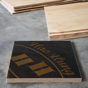 Panneau de contreplaqué phénolique à âme en caoutchouc filmé noir et brun 4x8, écologique, épaisseur 15-18mm, meilleur prix usine Vietnam - Product Image 1