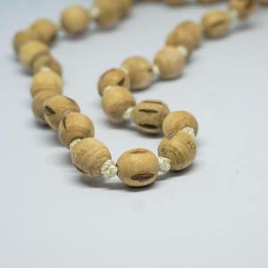 Collar de meditación hindú hecho a mano con cuentas de madera de Tulsi 108 + 1, ideal para oración y canto, venta al por mayor - Product Image 2