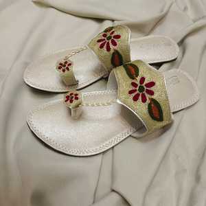 Sandales à lanières brodées florales pour femmes, modèles personnalisés, faible MOQ et prix, chaussures d'été antidérapantes à bout ouvert pour femmes et filles - Product Image 3