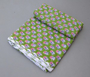 Tela de algodón estampada a mano con motivos florales verdes estilo Jaipuri |   Tela de algodón suave de la India para ropa, decoración del hogar y muchos usos más. - Product Image 3