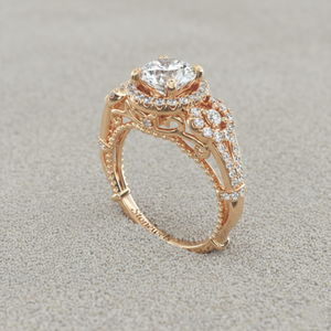 แหวนหมั้นชุบทองคำสีกุหลาบสไตล์วินเทจประดับด้วยหินสามเม็ดพร้อมใบรับรอง - Product Image 2