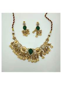 Parure de bijoux de mariée traditionnelle plaquée or, comprenant un collier ras-du-cou lourd avec perles centrales en pierre verte et des boucles d'oreilles assorties - Product Image 2