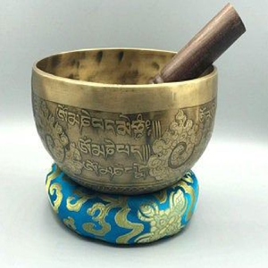 Juego de cuencos tibetanos de latón pulido con mazo de fieltro rojo, golpeador y cojín, disponible a precios de mayorista. - Product Image 3