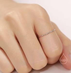 Anillo Martillado Extra Fino en Plata de Ley, Anillos Delgados para Apilar, Anillos Delicados - Product Image 4