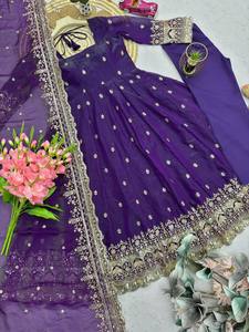 Robe Anarkali en soie violet violette avec dupatta, tenue traditionnelle indienne et pakistanaise pour femme, longueur ras du sol, pour mariage, coupe ample et extensible - Product Image 3