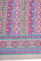 Tissu en crêpe naturel beige à imprimé géométrique ethnique, motif Paisley, bordure ornementale, pour Kurti de fille, tricoté à la main, toucher doux