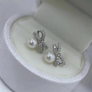 Pendientes de Botón de Oro de 18K con Incrustaciones de Perlas Australianas Blancas Naturales de 11-12mm, Exquisitos y Modernos con Ligeras Imperfecciones - Product Image 3