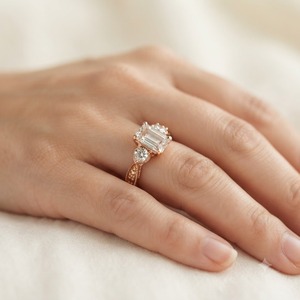 Bague demi-éternité en or rose 18 carats avec diamant de laboratoire allongé 1,64 carat couleur E VVS2 HPHT taille émeraude pour fiançailles et mariage - Product Image 1