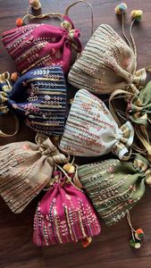 Bolso de mano tipo Potli con cordón, bordado y con cuentas, para fiestas, bodas, o como estuche para joyas y cosméticos. - Product Image 5