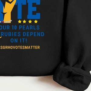 Sudadera personalizada VOTE negra para mujer, con estampado gráfico de la hermandad griega Sigma Gamma Rho, cuello redondo, estilo casual, de forro polar. - Product Image 3