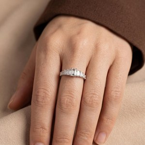 Anillo de Cinco Piedras de Moissanita con Corte Esmeralda de 1 Quilate, Brillante, Plata 925 Original, Ideal para Regalo Sorpresa de Boda para Pareja - Product Image 4