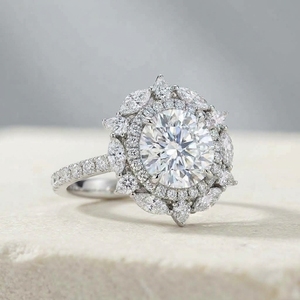 Bague de fiançailles en or blanc 14 carats avec diamant de laboratoire CVD rond de 3 carats, motif floral, halo multi-formes, style antique, collection RAAMAA - Product Image 2