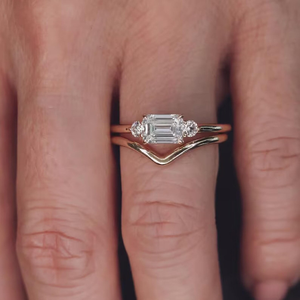 Anillo de compromiso minimalista de oro con moissanita de corte esmeralda y tres piedras, anillo de promesa delicado con piedras laterales redondas - Product Image 5