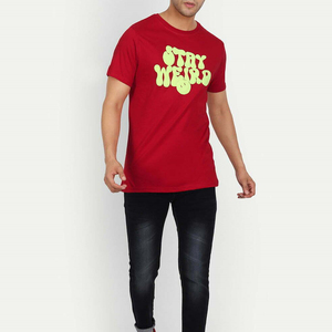 T-shirt rouge à manches courtes pour homme avec impression en relief vert fluo « Stay WEIRD », col rond, jersey décontracté en coton, coupe classique - Product Image 3