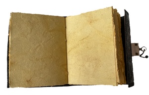 วารสารหนังแท้ที่สลักลายนูนแบบวินเทจทำมือมีขอบกระดาษสามดวงพร้อมหนังสือหินไดอารีบันทึกของ Grimoire - Product Image 4