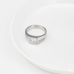 Bague élégante pour homme en argent sterling 925 avec diamant de laboratoire taille princesse serti clos, en or blanc 14 carats, vente en gros - Product Image 4