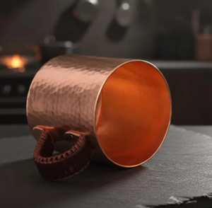 Mug Moscow Mule en Cuivre Pur, Martelé à la Main, Surface à Motif Alvéolé, Tasse à Parois Droites, Tumbler Cylindrique avec Poignée Enveloppée et Couvercle - Product Image 4