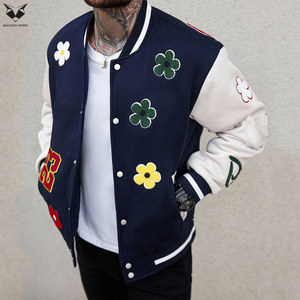 Chaqueta Varsity para Hombre con Parches de Flores Multicolores, Chaqueta Bomber Azul Marino con Mangas Crema, Estilo Vintage Urbano, Uniforme de Béisbol Bordado - Product Image 4