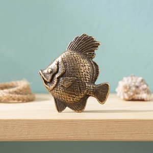 Poignée de meuble en forme de poisson en bronze, design original, style côtier, durable - Product Image 3