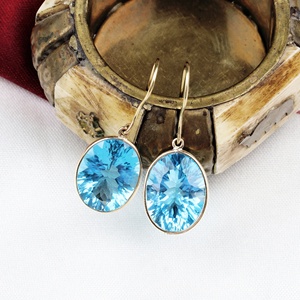 Pendientes de Oro Amarillo Sólido de 18K con Topacio Azul Natural Ovalado y Engaste de Bisel, Estilo Francés, de Memoria Jewels, Venta al por Mayor - Product Image 3