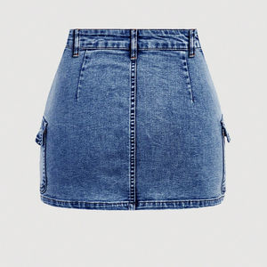 Jupe en jean semi-extensible délavée à l'acide, style cargo classique avec ceinture et multiples poches, modèle tendance HSI 2026 - Product Image 3