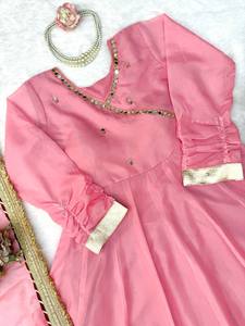 NOUVELLE TENDANCE ANARKALI TENDANCE À DÉPLIQUEMENT ÉLARGI, AVEC FORTE POURPREINEMENT, MICRO-TRAVAIL SOFT, TRAVAIL MANUEL ORIGINAL À LA MAIN AVEC Miroirs et GOTTA PATTI - Product Image 6